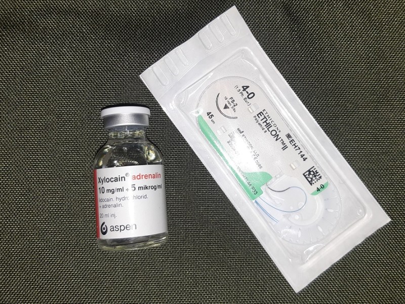 Med Xylocain og sutur på&nbsp;innerlomma